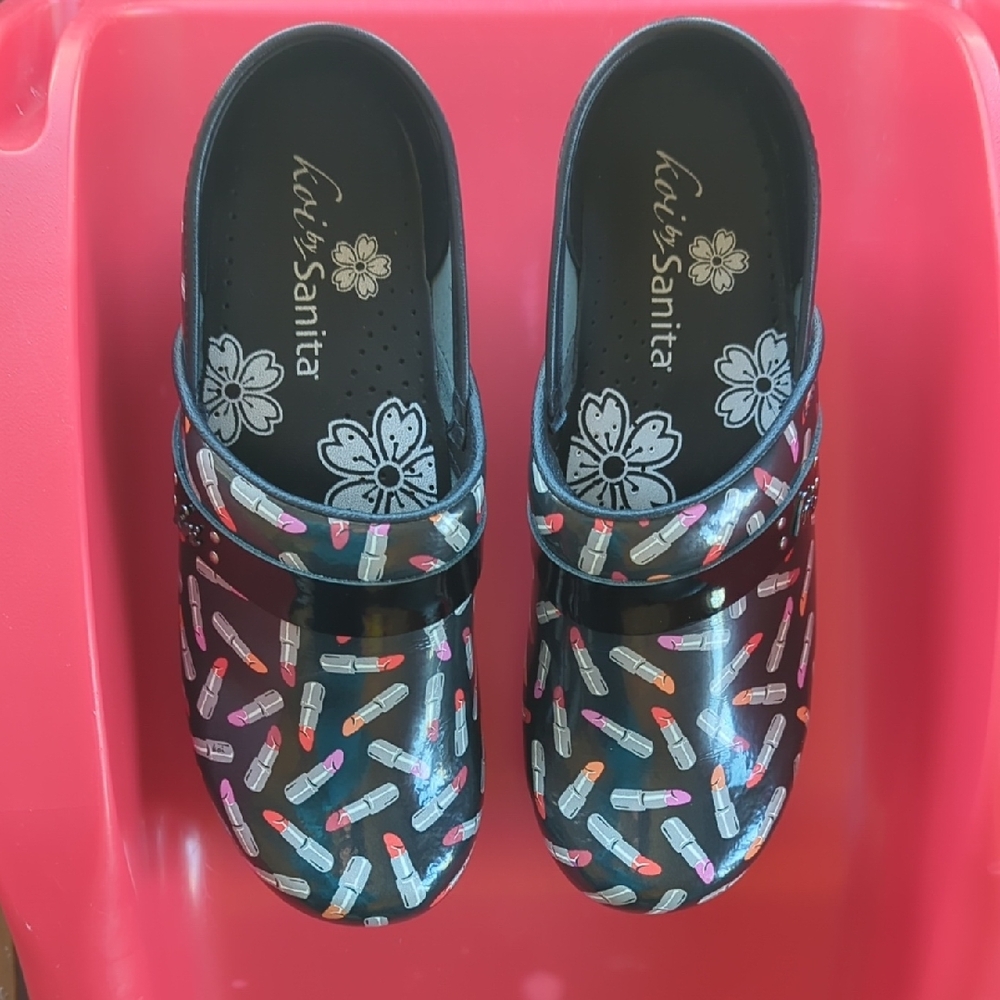 💄💋🧡🖤 NWOT Women's Sanita Koi Black Lipstick Print Clogs size 39💄💋🧡🖤